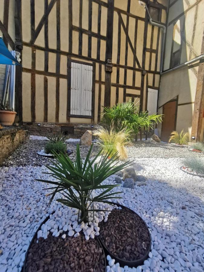 Le Spa De La Cathedrale - Jacuzzi - Sauna - Champagne - Netflix - Wifi تروي المظهر الخارجي الصورة