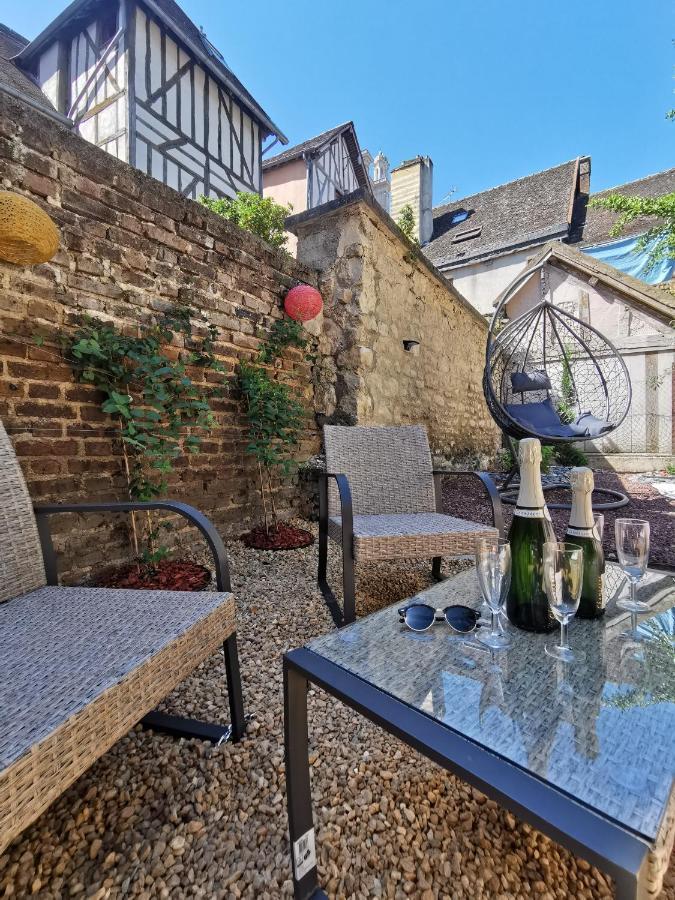 Le Spa De La Cathedrale - Jacuzzi - Sauna - Champagne - Netflix - Wifi تروي المظهر الخارجي الصورة